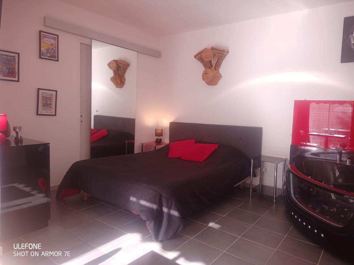 "Le Maloya" Chalets Independants -Chambre Balneo - Relais Motards Lacaune Exteriér fotografie