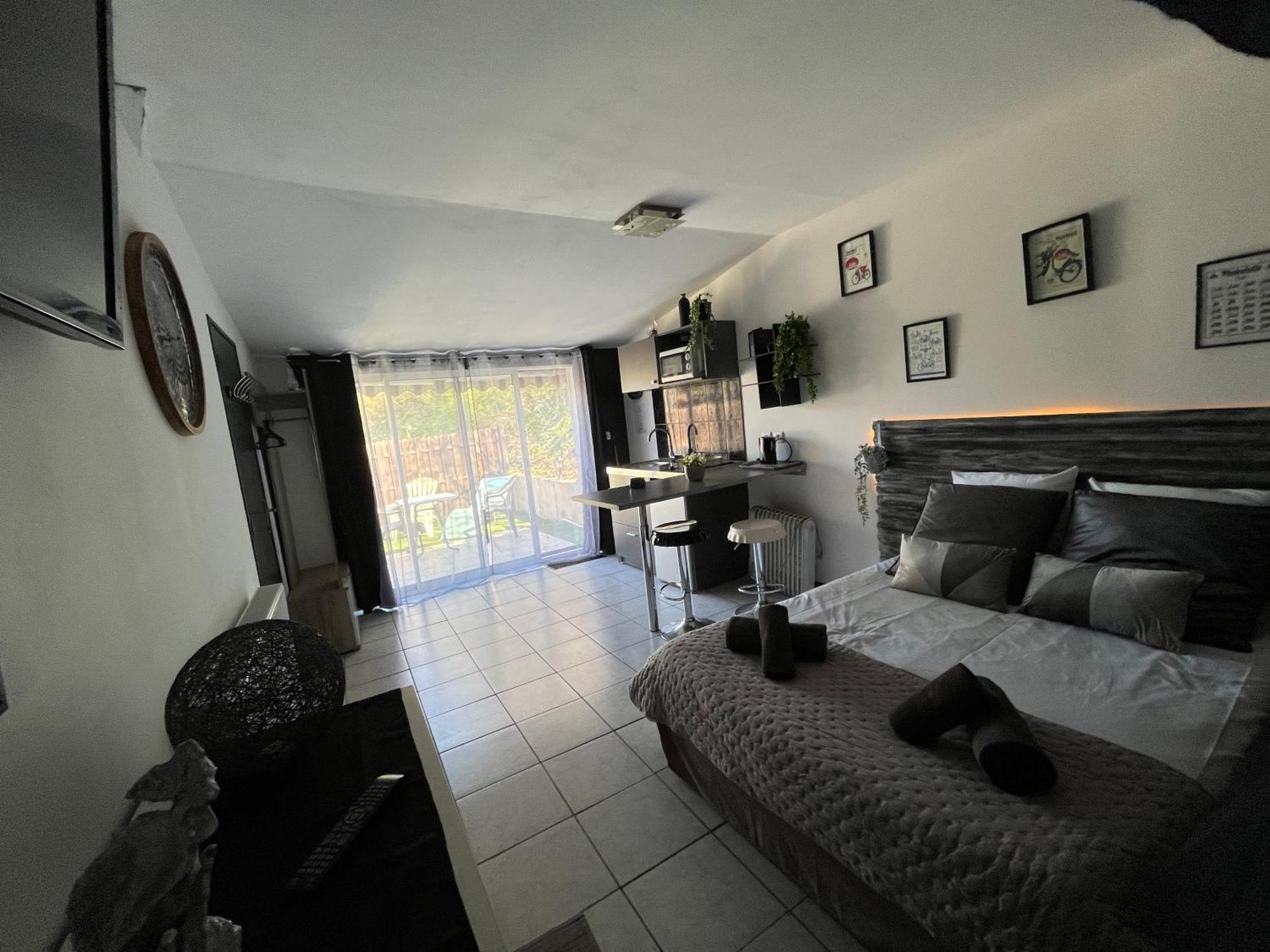 "Le Maloya" Chalets Independants -Chambre Balneo - Relais Motards Lacaune Exteriér fotografie