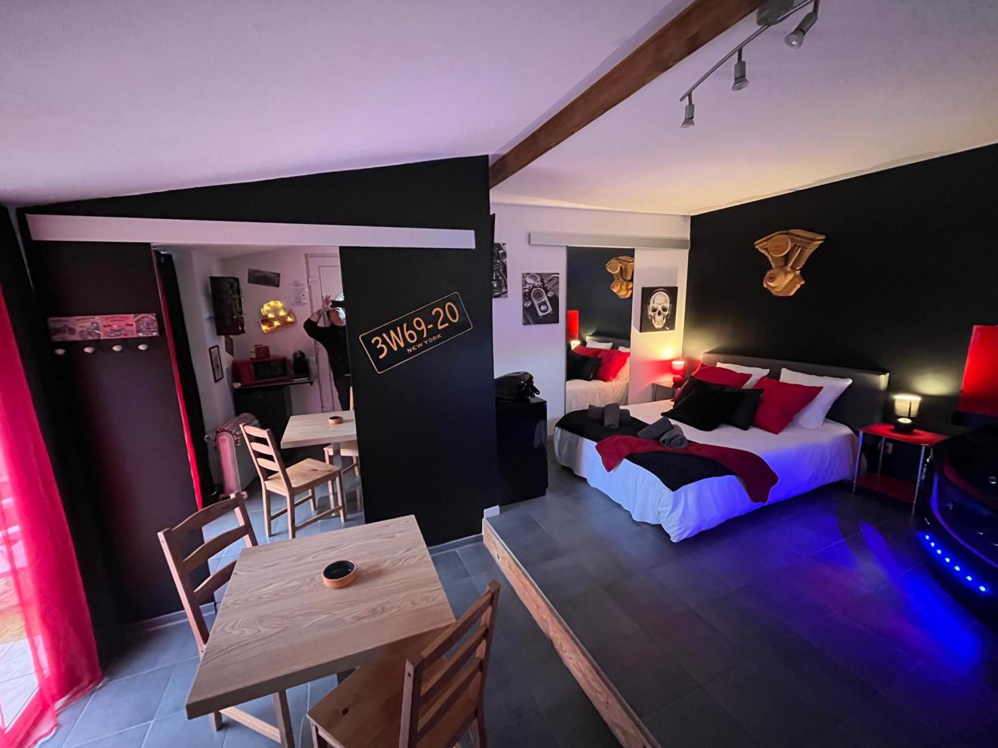 "Le Maloya" Chalets Independants -Chambre Balneo - Relais Motards Lacaune Exteriér fotografie